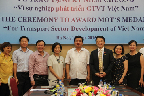 Trao tặng Kỷ niệm chương cho Giám đốc Quốc gia Văn phòng ADB và Giám đốc Danh mục và Phân bổ vốn của WB