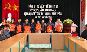 Ban Giám đốc và Ban Thường vụ Công đoàn Công ty tổ chức trao quà quyên góp ủng hộ quần áo ấm cho người nghèo huyện Mường Khương tỉnh Lào Cai