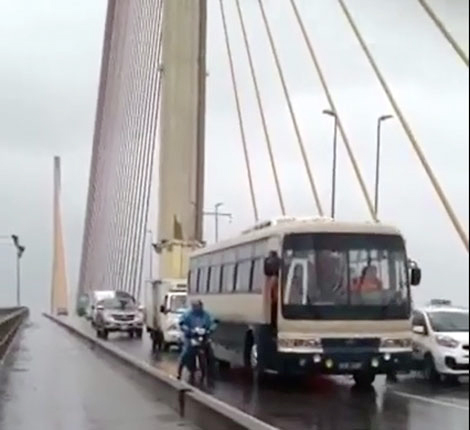 Lái xe nghĩa hiệp chắn gió giúp người dân qua cầu Bãi Cháy trong mưa bão